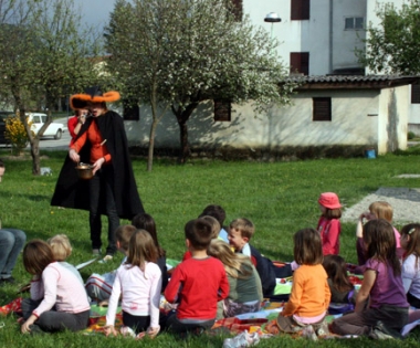 Grad Buzet - Djeca i roditelji: čitajte pod krošnjama!