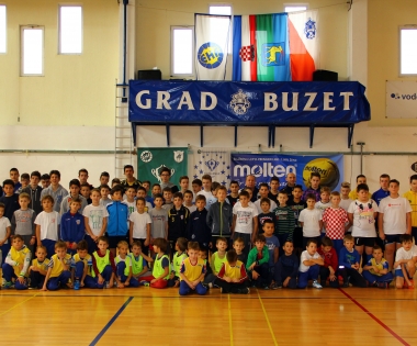 Grad Buzet - Stotinjak djece na turniru “Od vrtića do nogometnog igrališta”