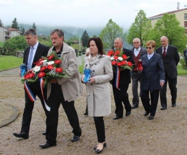 Grad Buzet - Na centralnom spomeniku položeno cvijeće u povodu dana oslobođenja Buzeta