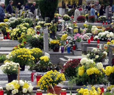Grad Buzet - Cvijeće i svijeće za preminule