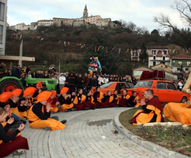 Grad Buzet - U nedjelju na Tru Fontana vrhunac maškaranog ludila