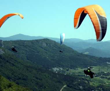 Grad Buzet - Paraglideri osvajaju buzetsko nebo