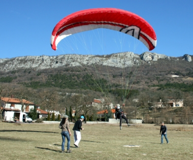 Grad Buzet - Proljetno vrijeme u zrak vinulo stotinjak paraglidera