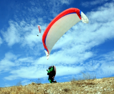 Grad Buzet - Paraglideri otvorili sezonu letenja