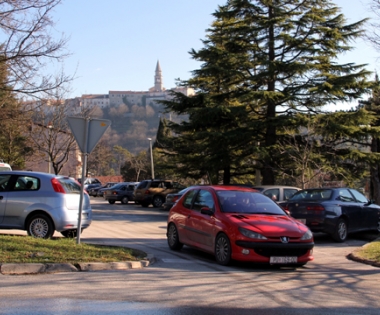 Grad Buzet - Uređuju se parkirališta kod Doma zdravlja i u Mašimovoj škuji