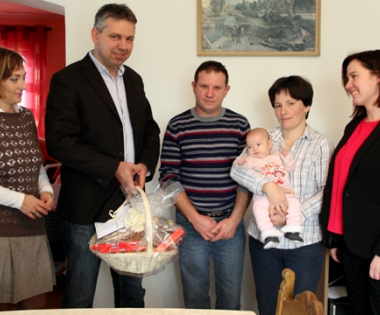 Grad Buzet - Obitelj Vivodu krasi i sedmo dijete, tromjesečna Emily