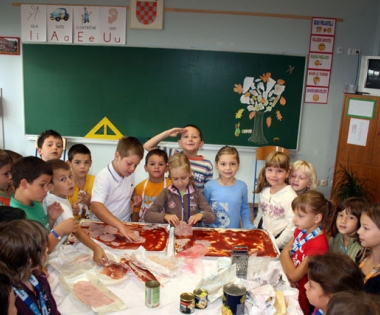 Grad Buzet - Osnovci savladali zanat pekara
