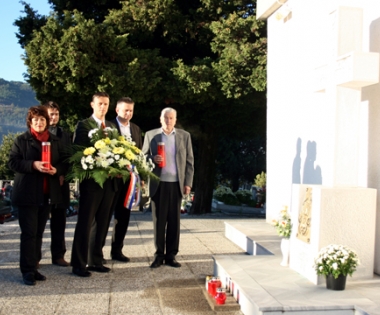 Grad Buzet - Delegacija Grada Buzeta odala počast umrlima