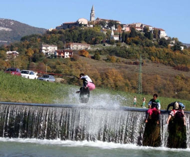 Grad Buzet - Svjetski poznati vozači “skijali” na rijeci Mirni