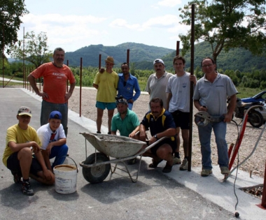 Grad Buzet - Mještani uređuju novo igralište u Valicama