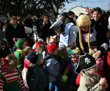 Grad Buzet - Male maškare najavile nedjeljni karneval