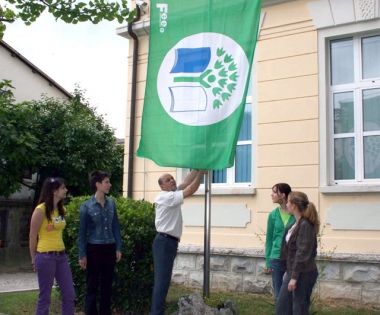 Grad Buzet - Zelena zastava se vijori ispred Srednje škole